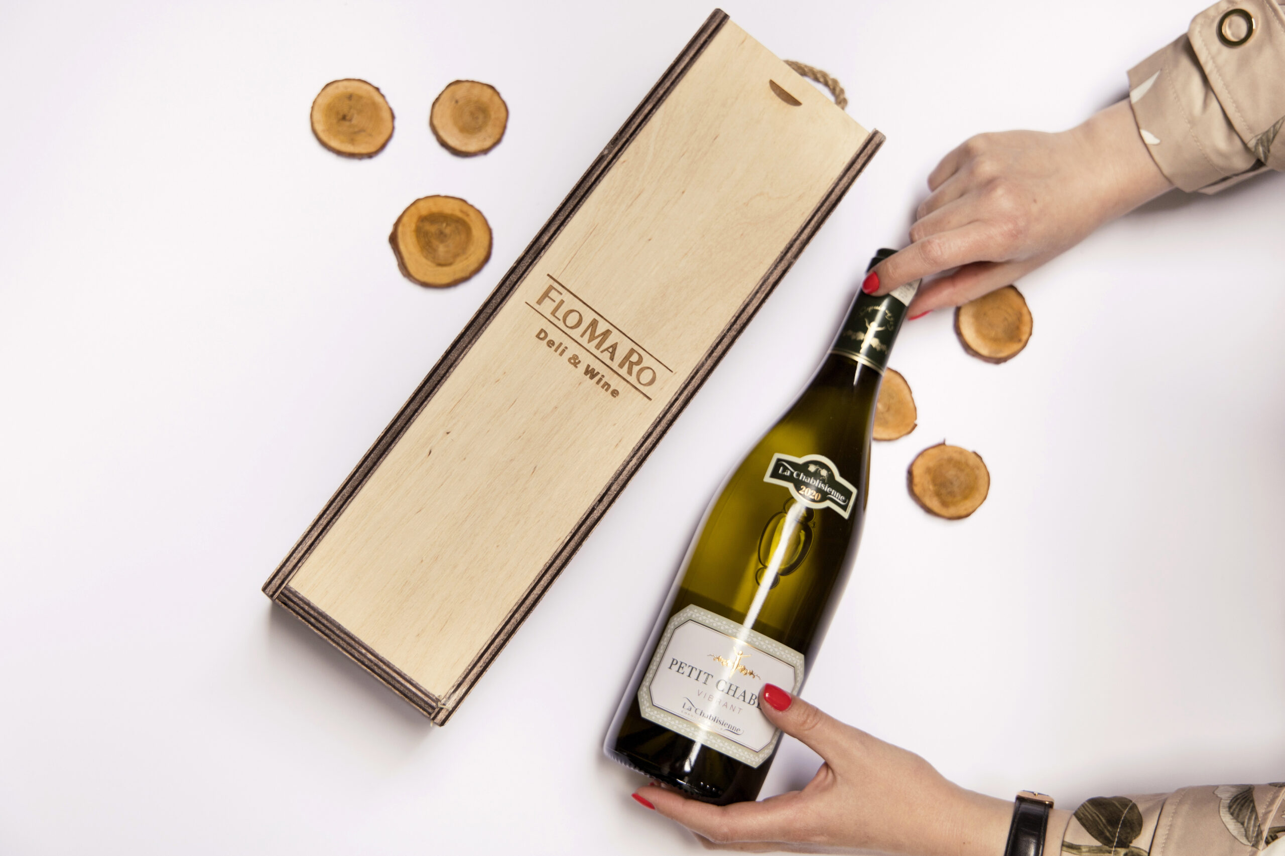 AOP Petit Chablis Vibrant La Chablisienne wino w drewnianej skrzynce