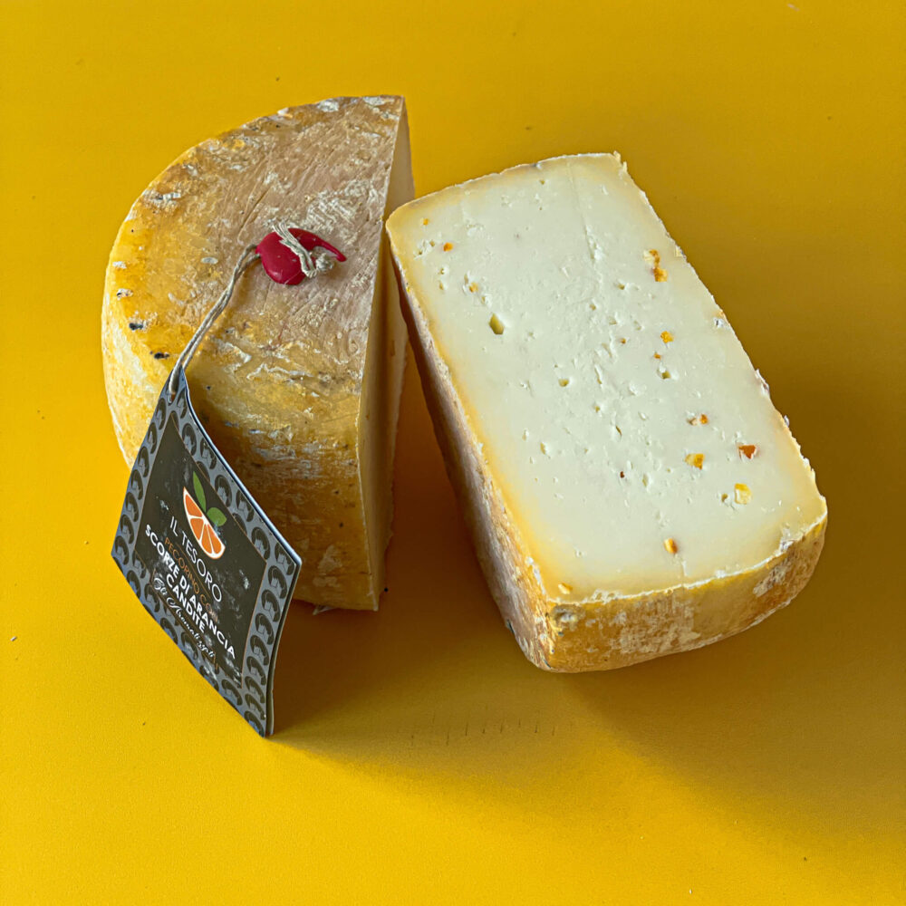 Ser pecorino z pomarańczą z Sycylii